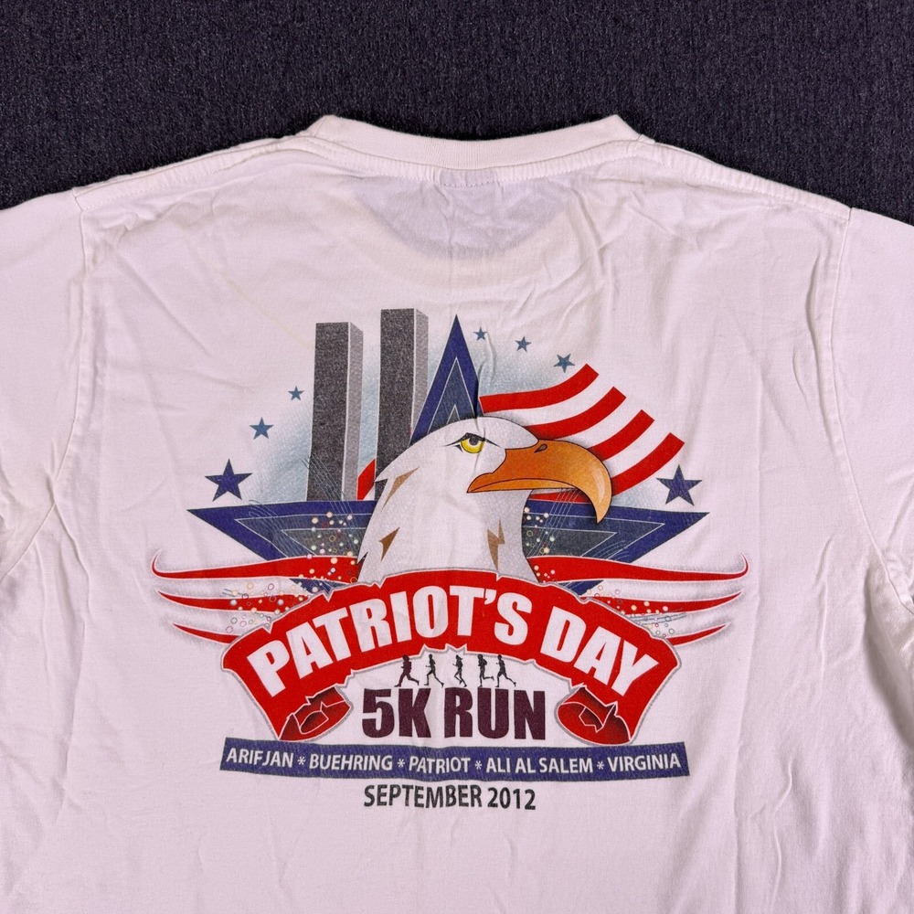D. Sandhu Mens White Patriot's Day 5K Run Y2k Retro Crew Neck T-Shirt Size L